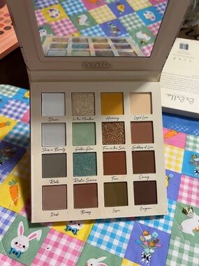 New BeBella Daisy Daze Eyeshadow Palette - Cream & Green Floral